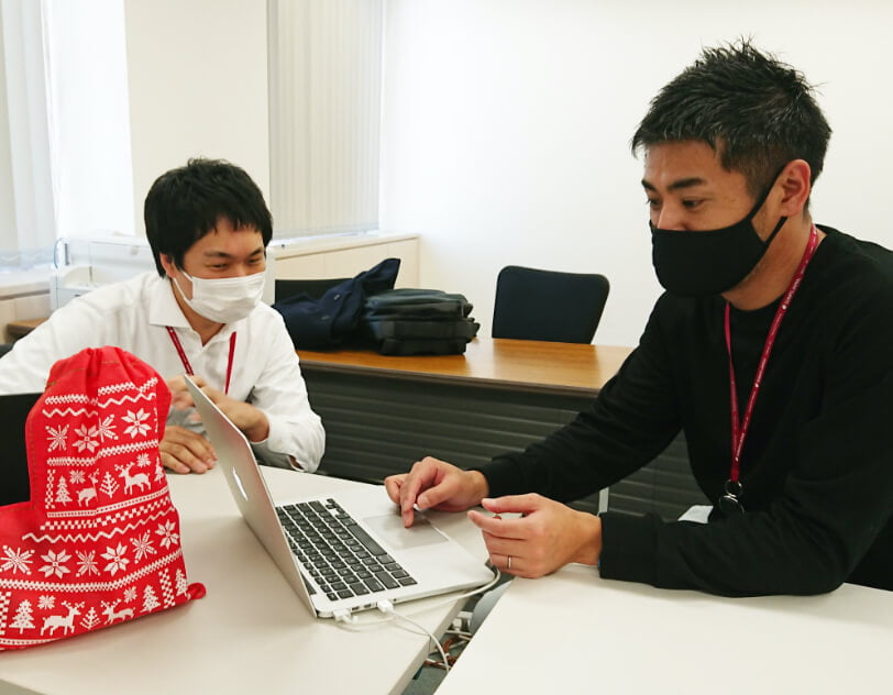 チームメンバーと打ち合わせ